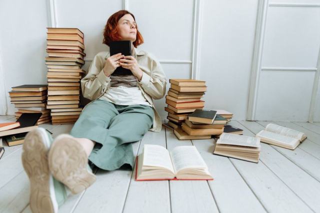 Photo d'illustration : une liseuse posée sur une pile de livres