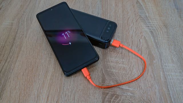 Autonomie et batterie d'une liseuse Liseuse posée sur une table, indicateur de charge visible dans la barre supérieure